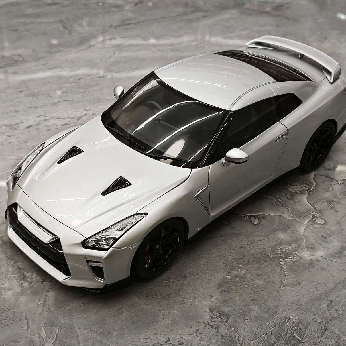 MotorHelix Nissan 2007 GT-R R35 ميتال سيلفر 1:18 – نموذج معدني قابل للجمع مصبوب.