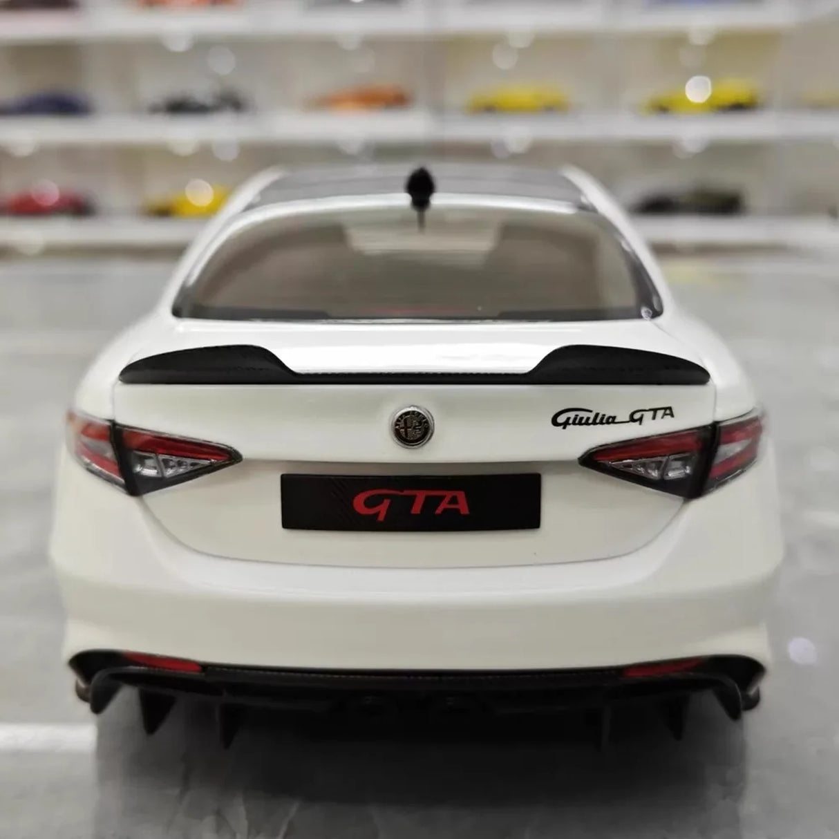 MotorHelix Alfa Romeo 2020 Giulia GTA White 1:18 – Modelo de Metal Fundido Colecionável
