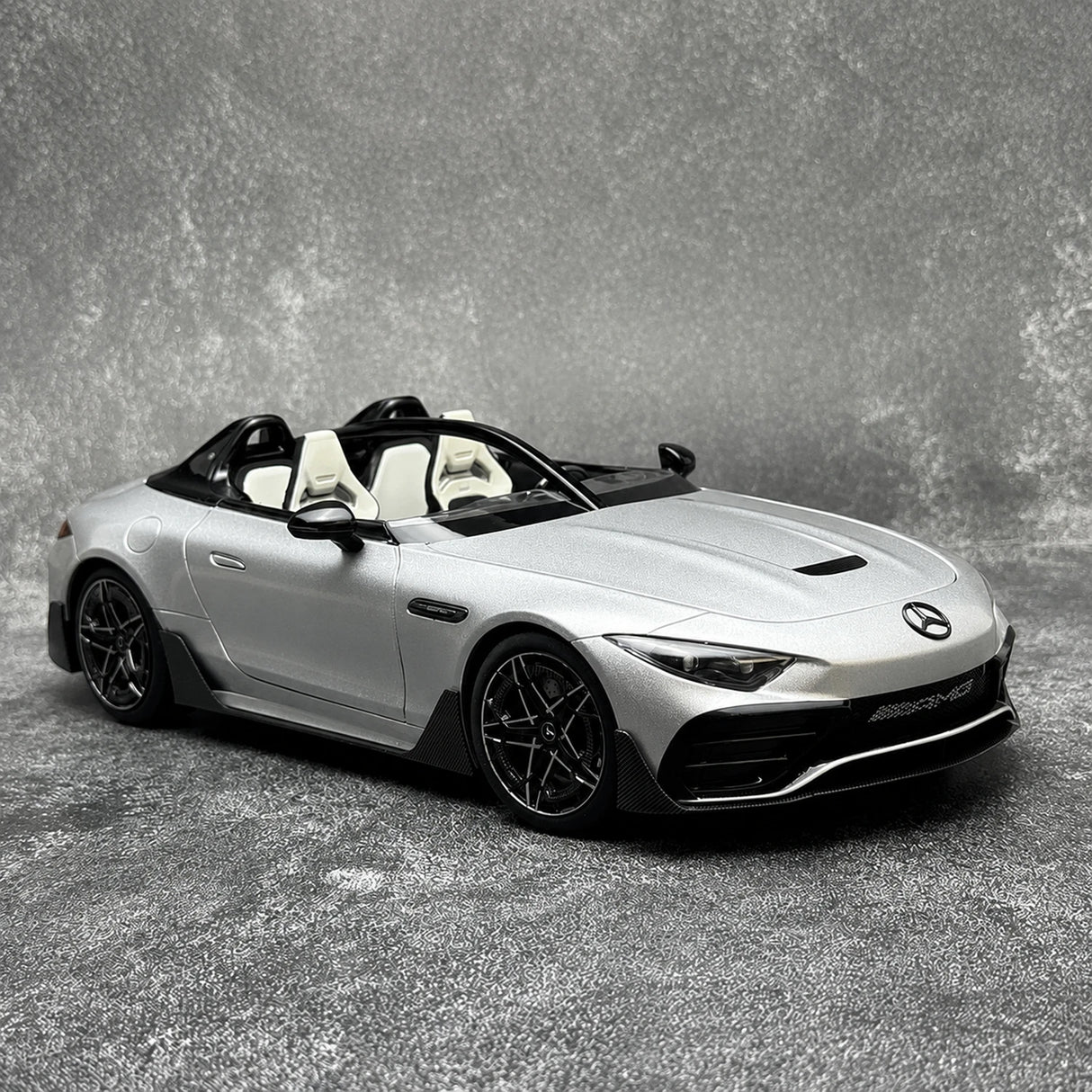 NZG Mercedes-AMG 2025 PureSpeed Mystic Silver Magno 1:18 – نموذج معدني قابل للجمع مصبوب.