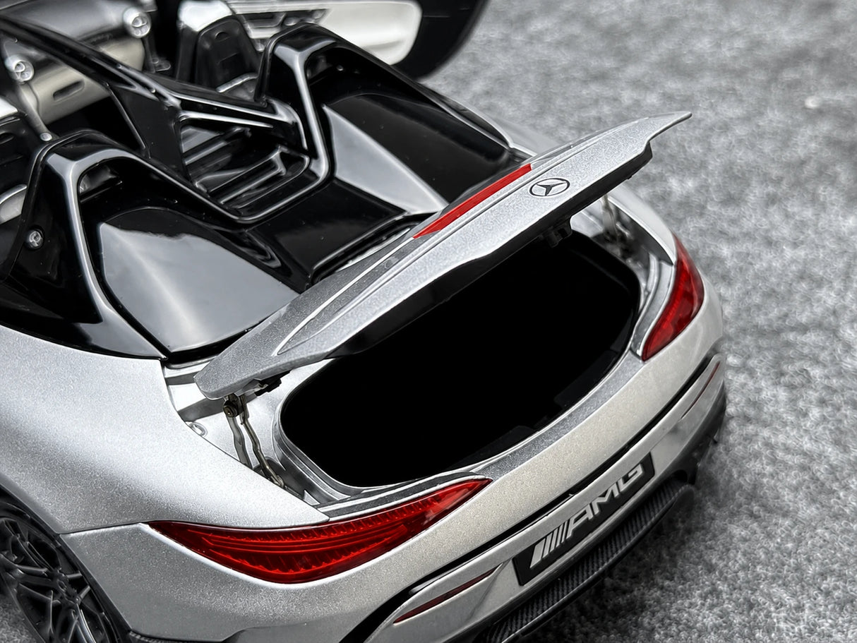 NZG Mercedes-AMG 2025 PureSpeed Mystic Silver Magno 1:18 – نموذج معدني قابل للجمع مصبوب.