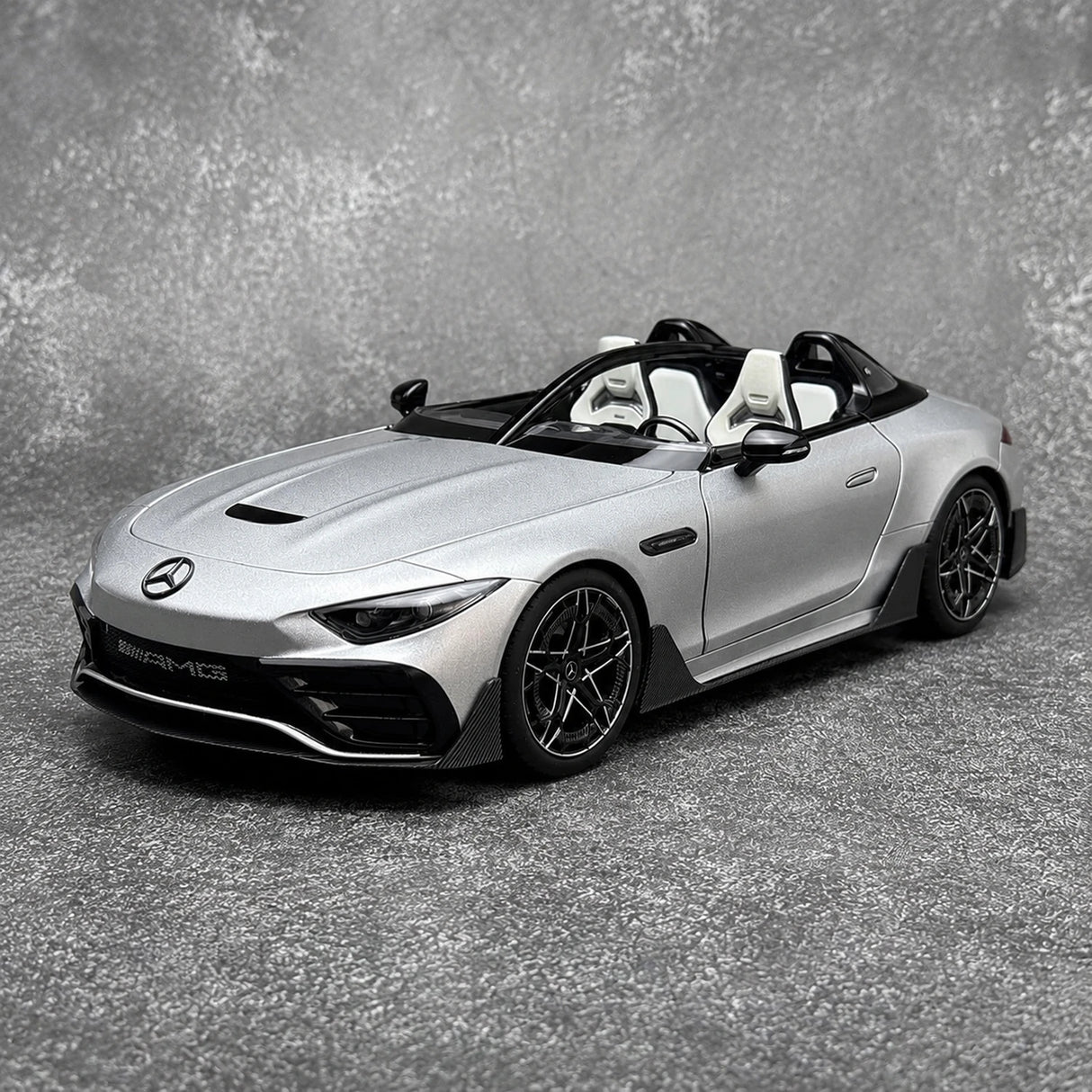 NZG Mercedes-AMG 2025 PureSpeed Mystic Silver Magno 1:18 – نموذج معدني قابل للجمع مصبوب.
