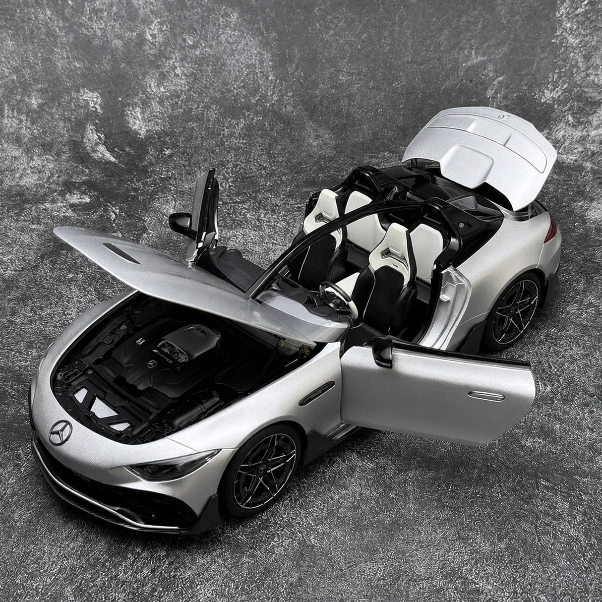 NZG Mercedes-AMG 2025 PureSpeed Mystic Silver Magno 1:18 – نموذج معدني قابل للجمع مصبوب.