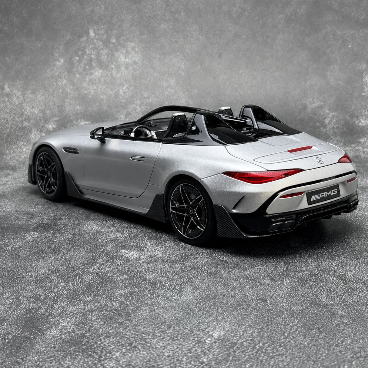 NZG Mercedes-AMG 2025 PureSpeed Mystic Silver Magno 1:18 – نموذج معدني قابل للجمع مصبوب.