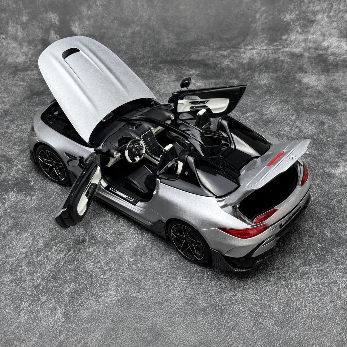 NZG Mercedes-AMG 2025 PureSpeed Mystic Silver Magno 1:18 – نموذج معدني قابل للجمع مصبوب.