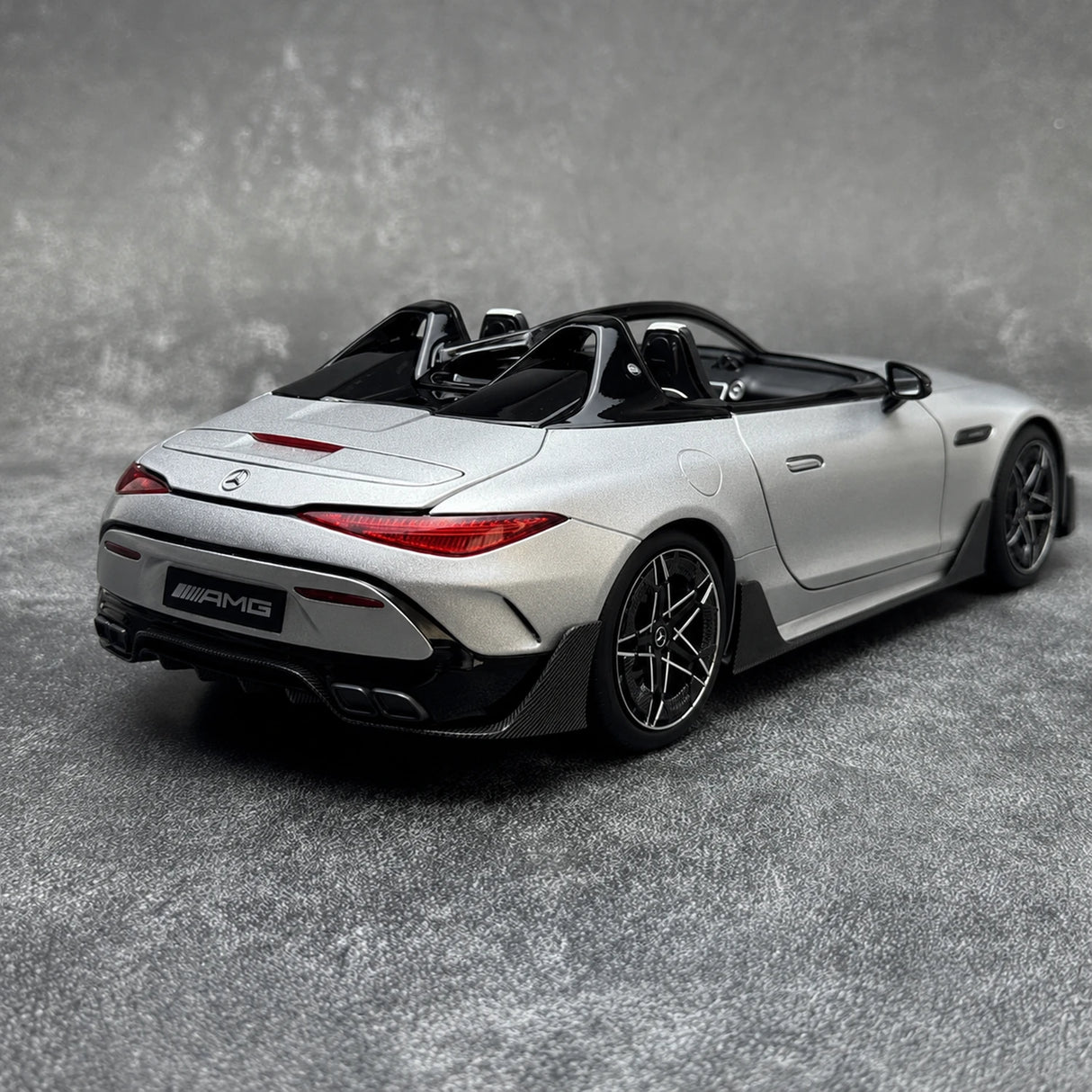 NZG Mercedes-AMG 2025 PureSpeed Mystic Silver Magno 1:18 – نموذج معدني قابل للجمع مصبوب.