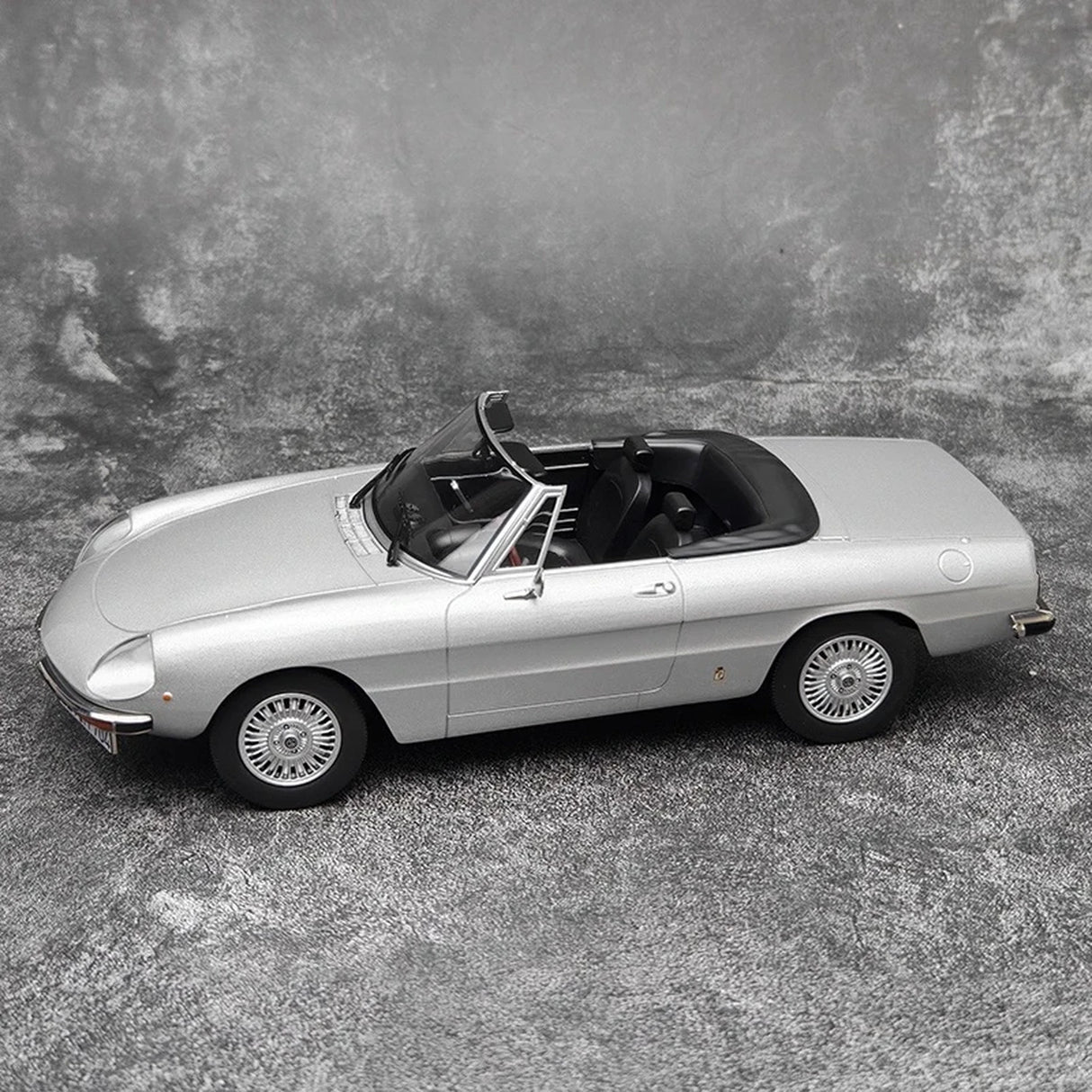 Norev Alfa Romeo 1966 Spider Duetto Silver 1:18 – Resina de Modelo de Resina de Coleção