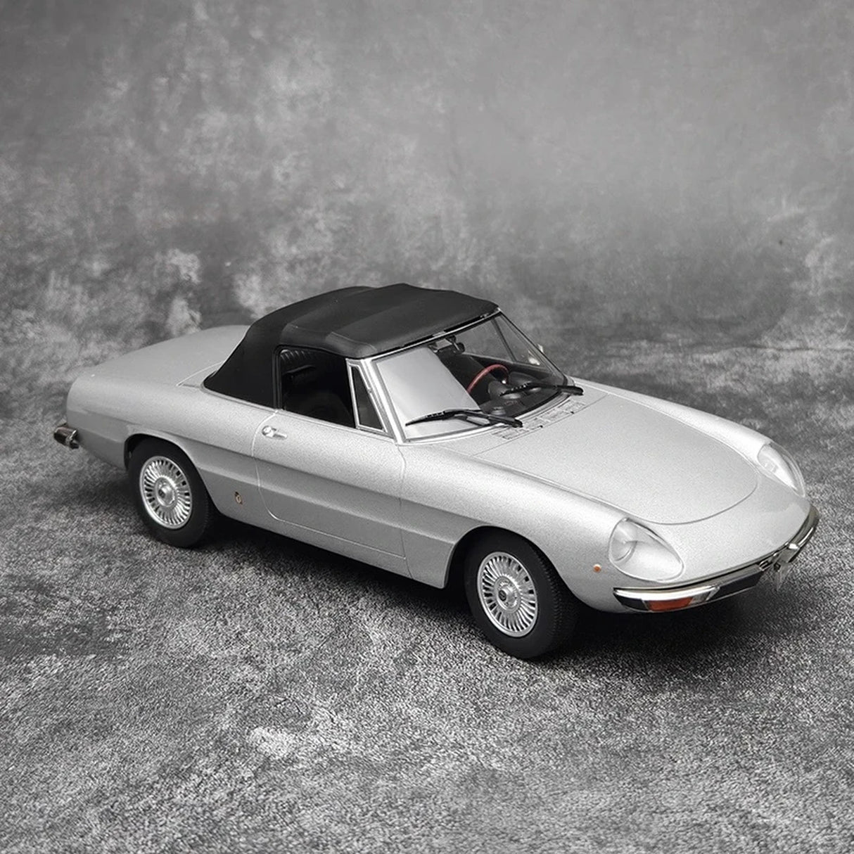 Norev Alfa Romeo 1966 Spider Duetto Silver 1:18 – Resina de Modelo de Resina de Coleção