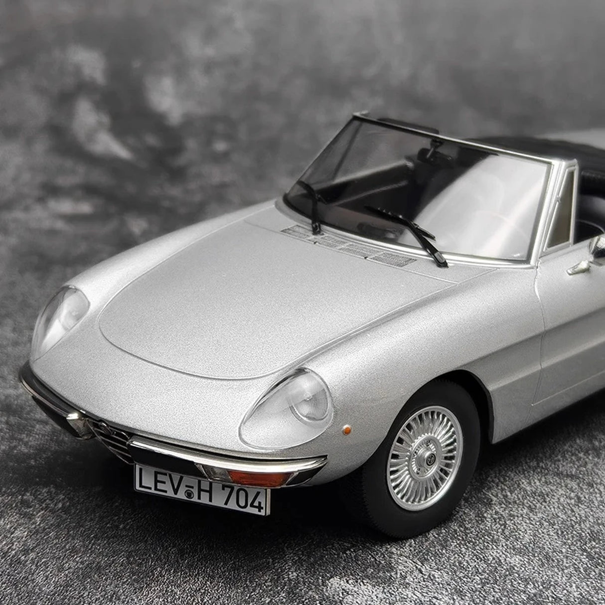 Norev Alfa Romeo 1966 Spider Duetto Silver 1:18 – Resina de Modelo de Resina de Coleção