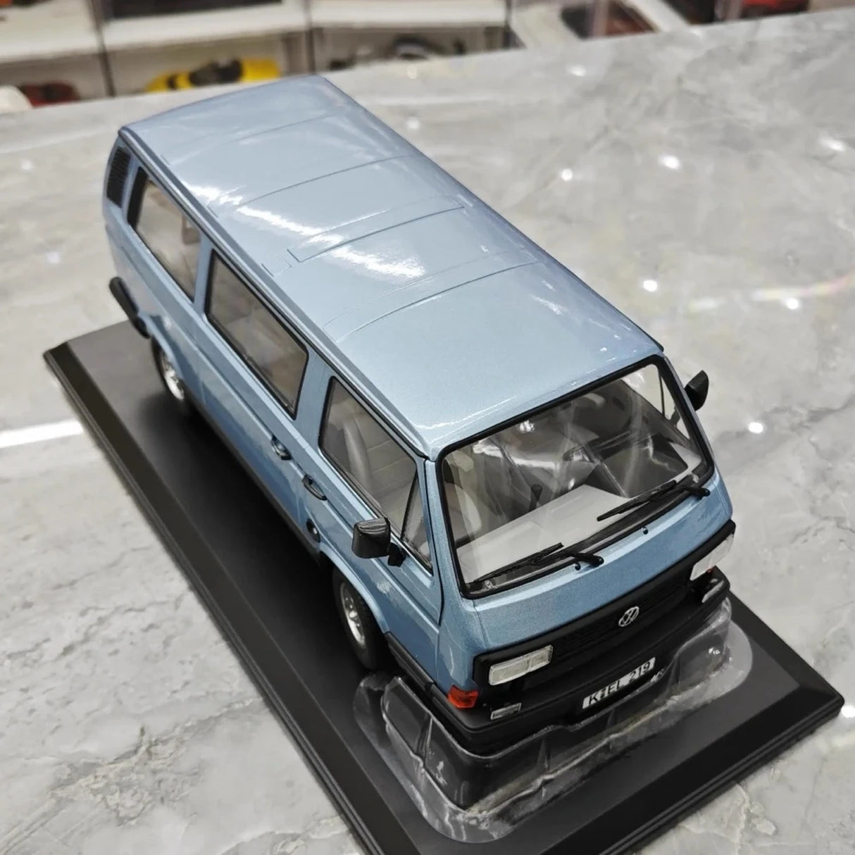 Norev Volkswagen 1990 Multivan Blue 1:18 – kolekcjonerski model żywicy