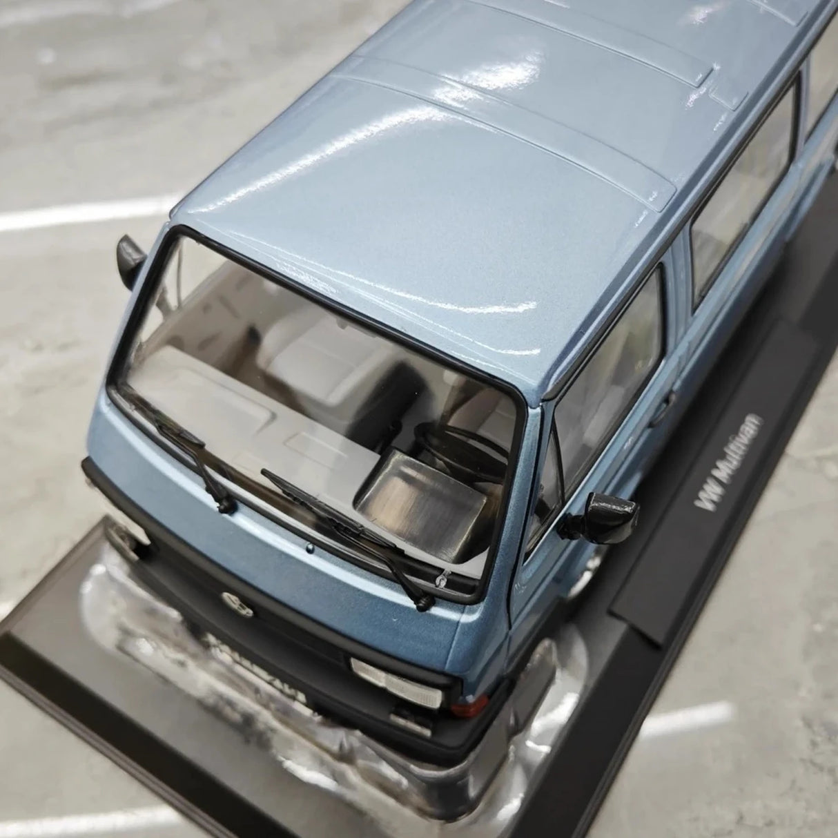 Norev Volkswagen 1990 Multivan Blue 1:18 – kolekcjonerski model żywicy