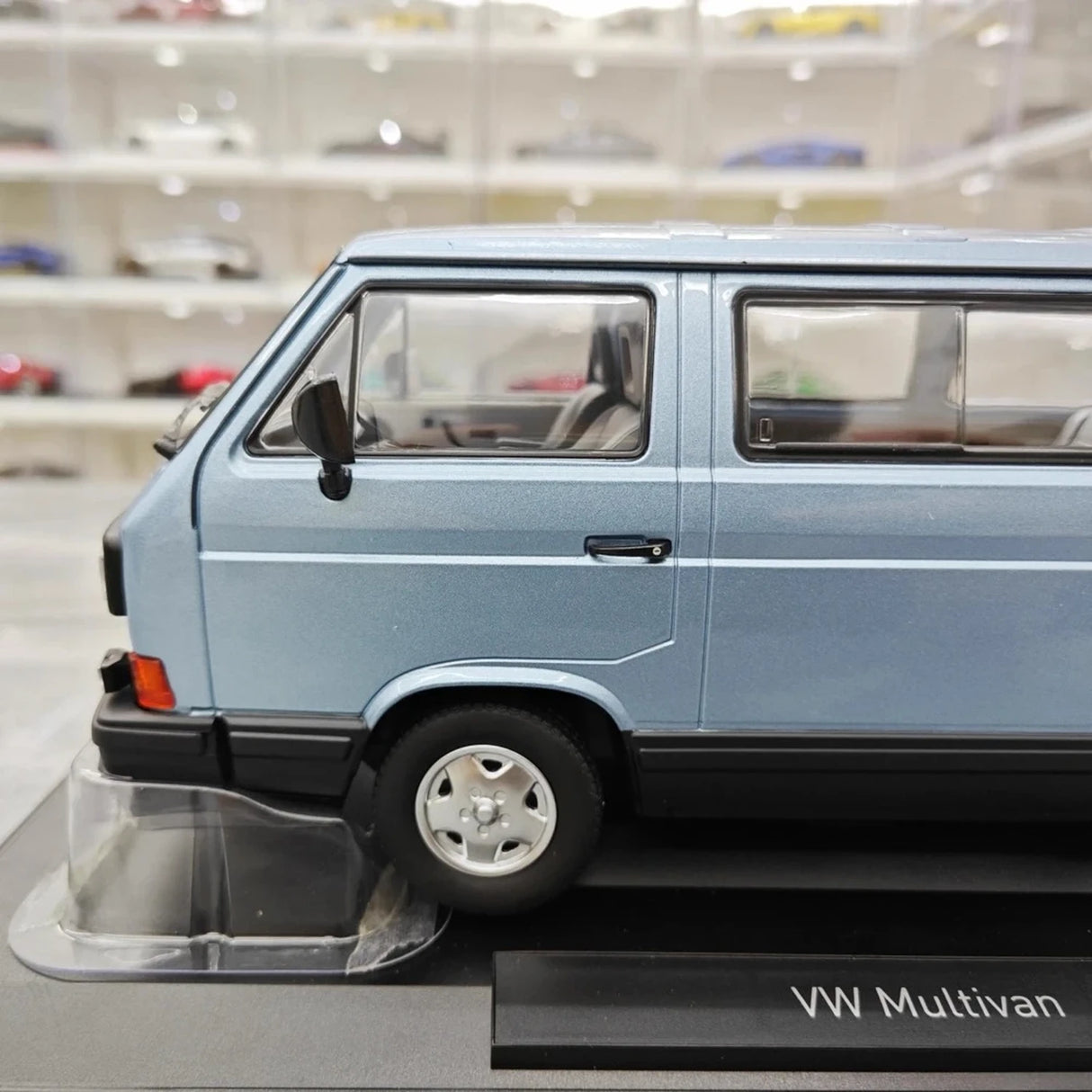 Norev Volkswagen 1990 Multivan Blue 1:18 – kolekcjonerski model żywicy