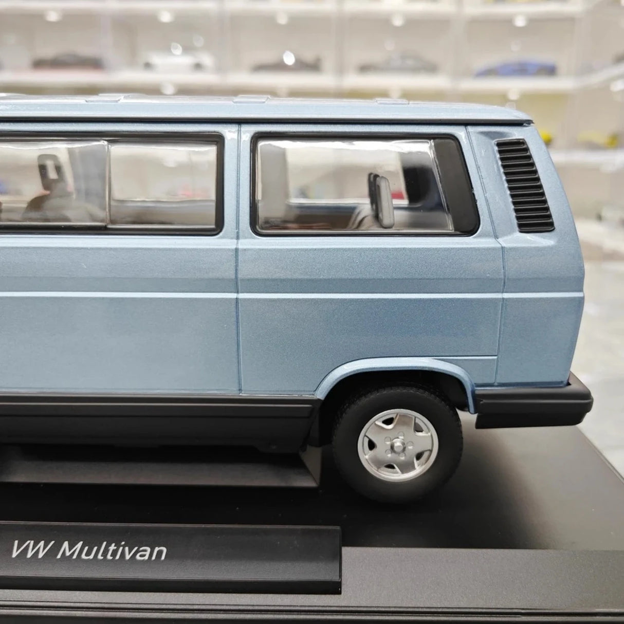 Norev Volkswagen 1990 Multivan Blue 1:18 – kolekcjonerski model żywicy
