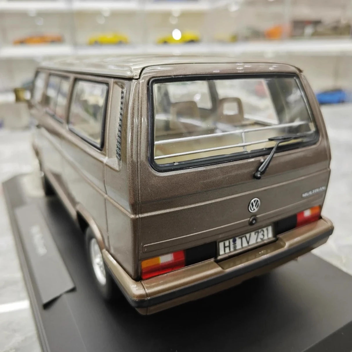 Norev Volkswagen 1990 مولتيفان براون 1:18 – نموذج راتنج قابل للجمع