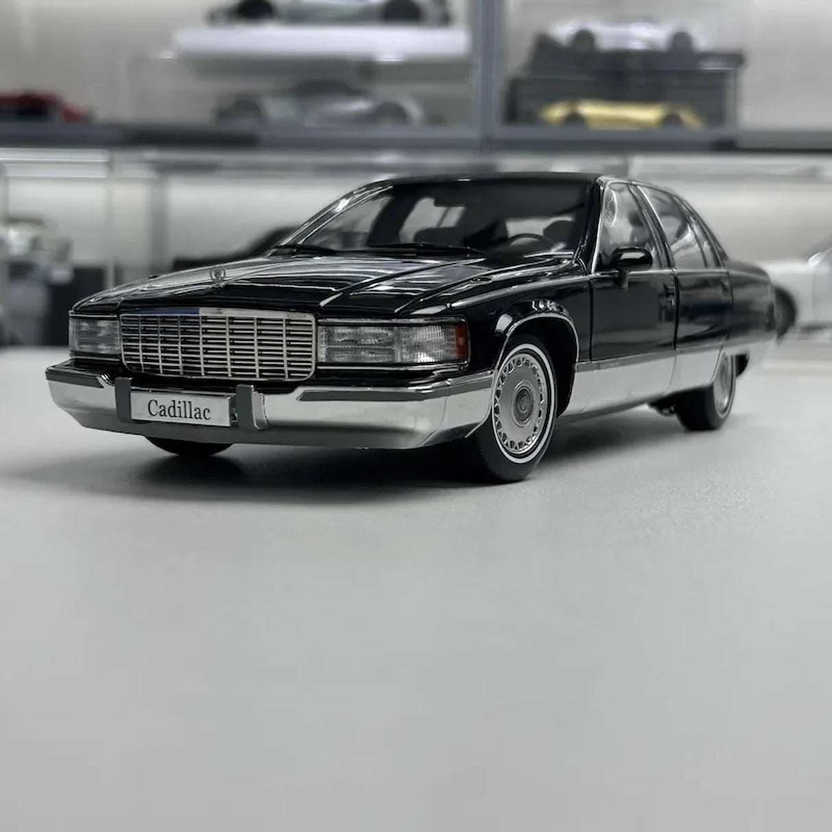 OEM Cadillac 1993 Fleetwood Brougham Black 1:18 – kolekcjonerski model odlewany z odlewu