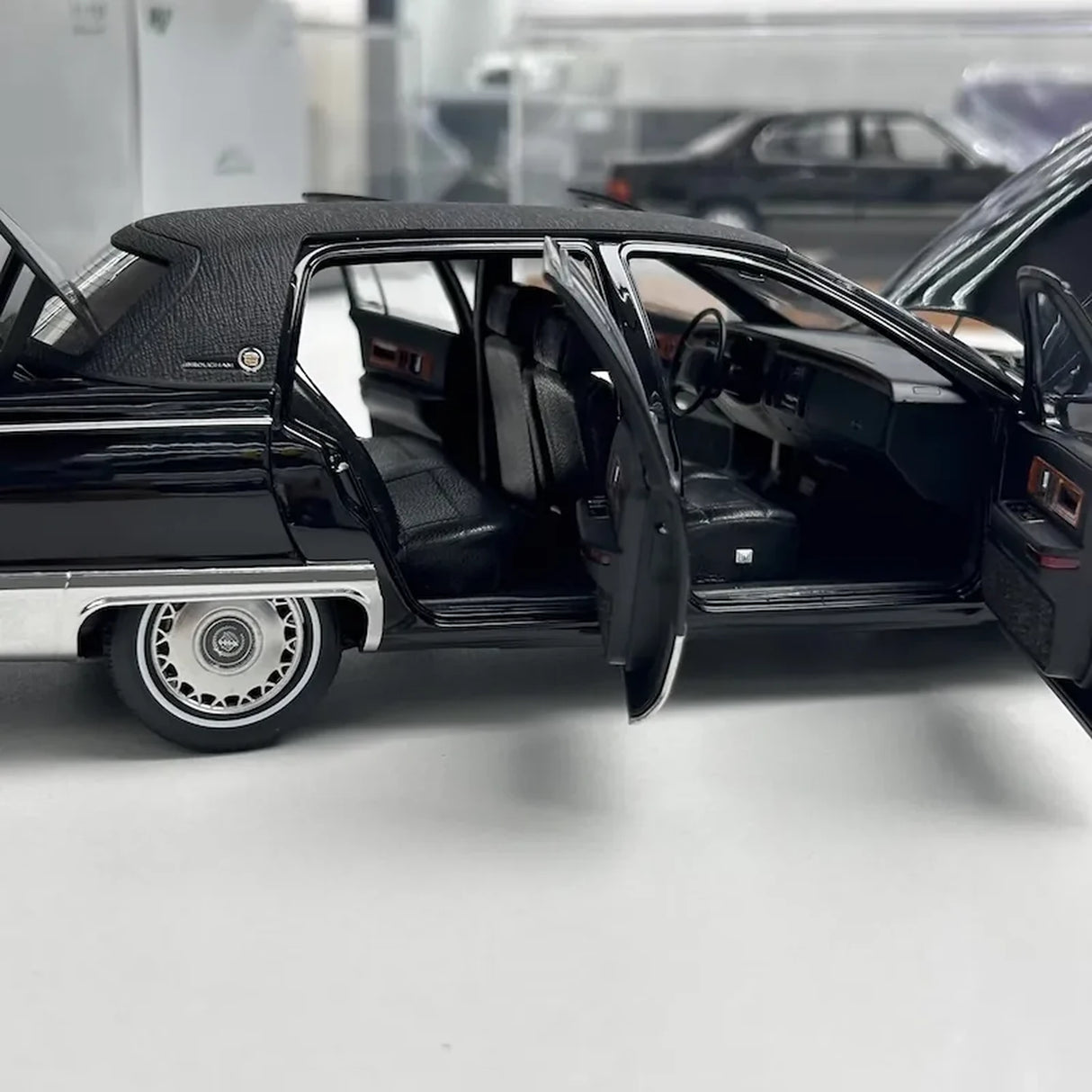 OEM Cadillac 1993 Fleetwood Brougham Black 1:18 – kolekcjonerski model odlewany z odlewu