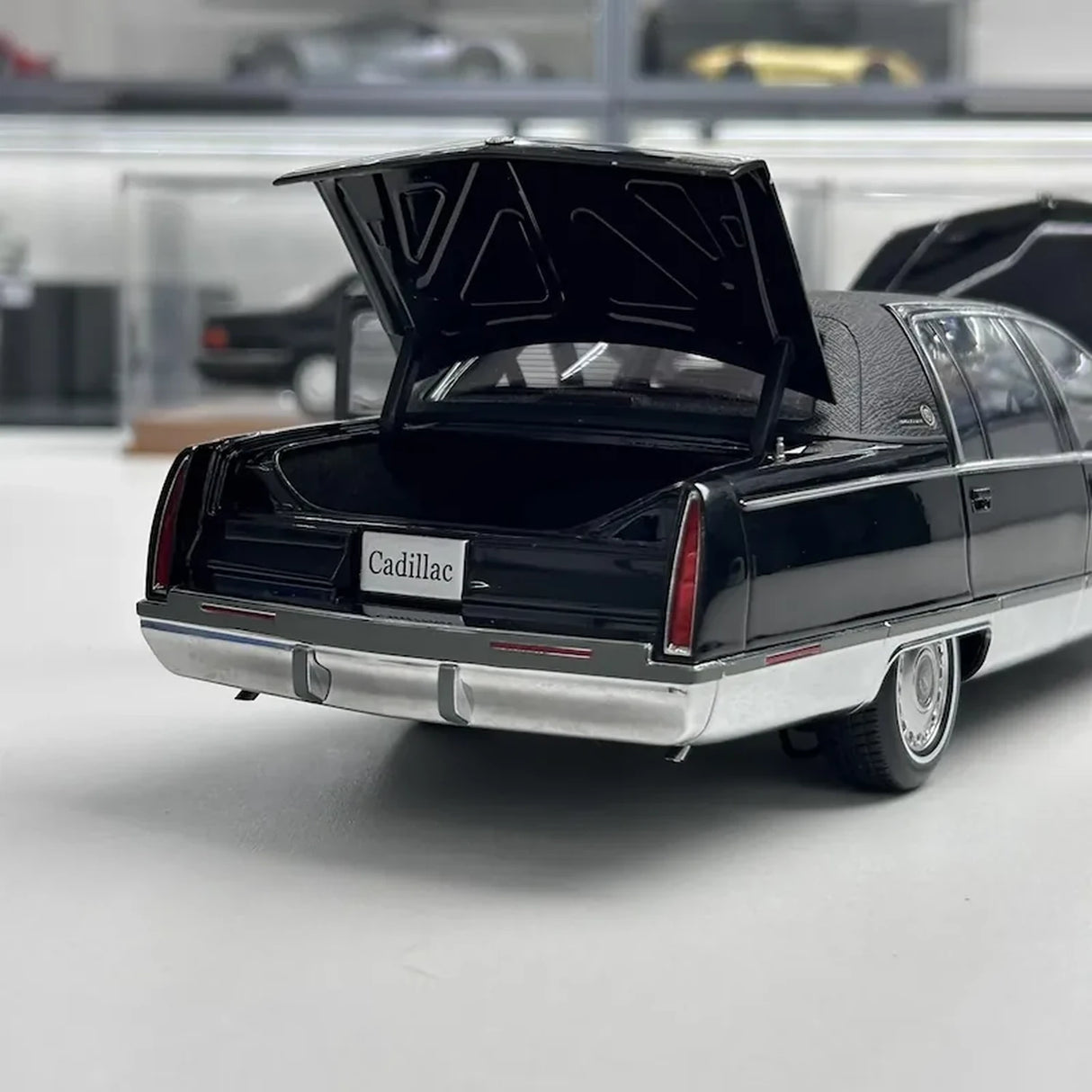 OEM Cadillac 1993 Fleetwood Brougham Black 1:18 – kolekcjonerski model odlewany z odlewu