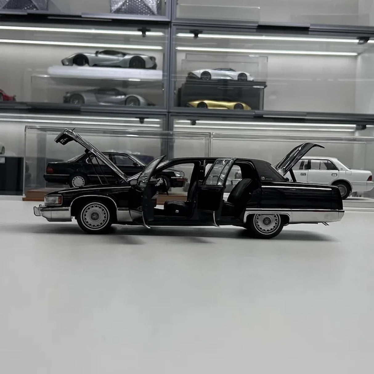 OEM Cadillac 1993 Fleetwood Brougham Black 1:18 – kolekcjonerski model odlewany z odlewu