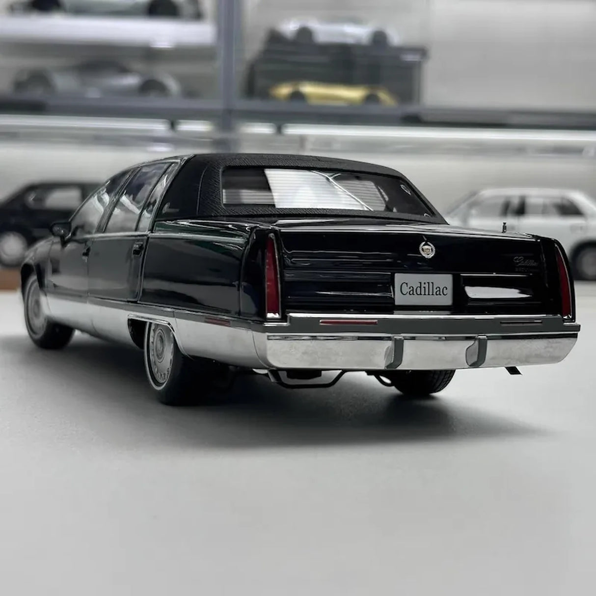 OEM Cadillac 1993 Fleetwood Brougham Black 1:18 – kolekcjonerski model odlewany z odlewu