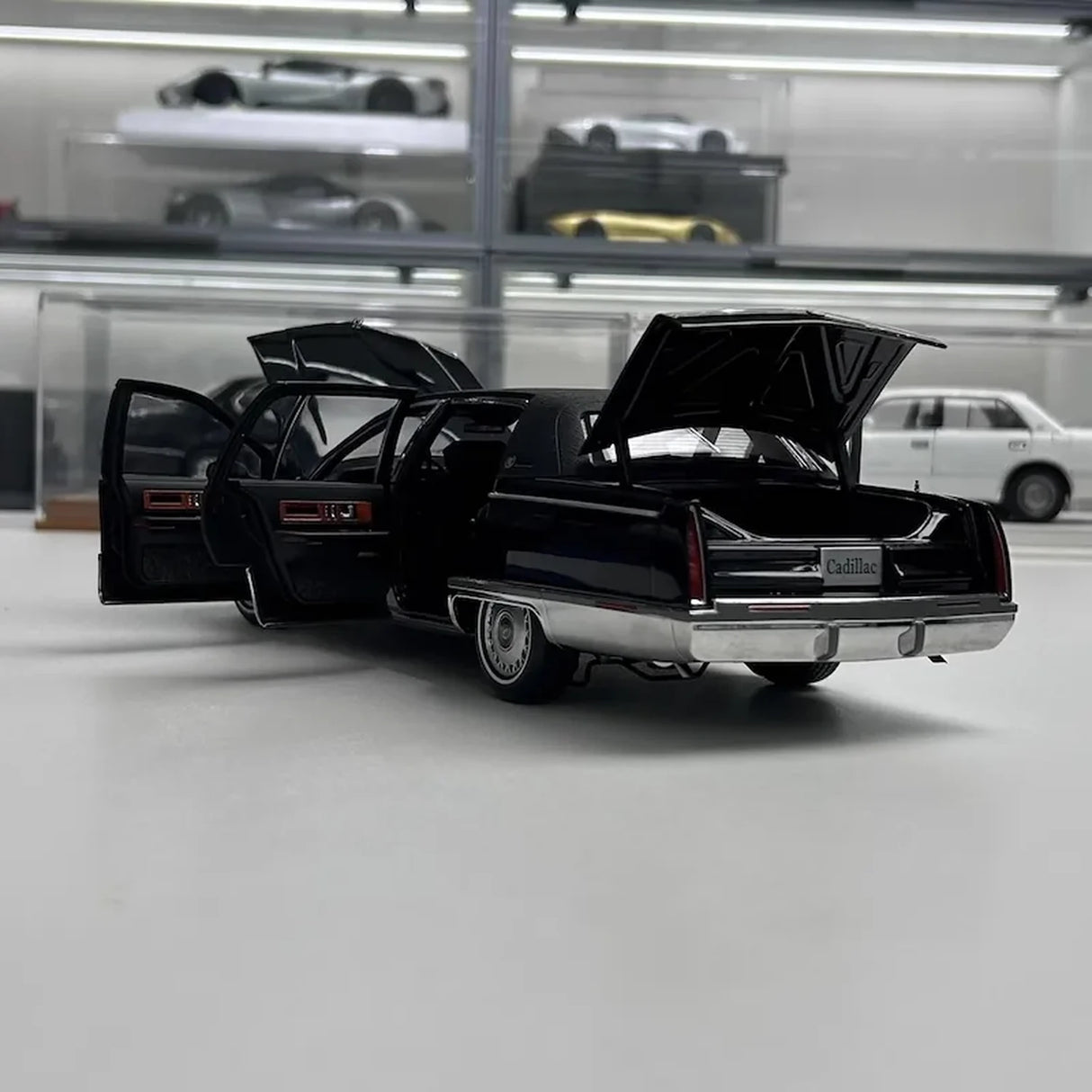 OEM Cadillac 1993 Fleetwood Brougham Black 1:18 – kolekcjonerski model odlewany z odlewu