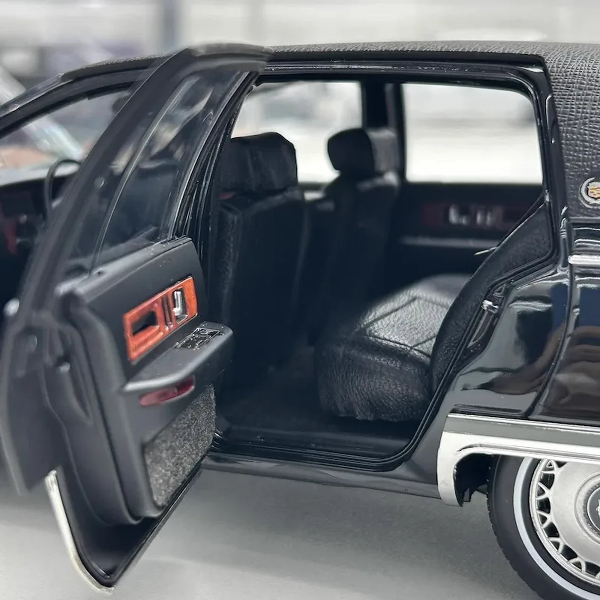 OEM Cadillac 1993 Fleetwood Brougham Black 1:18 – kolekcjonerski model odlewany z odlewu