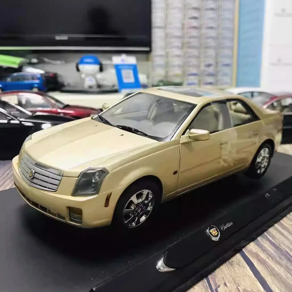 OEM Cadillac 2004 CTS Gold 1:18 – Kolekcjonerski model odlewany
