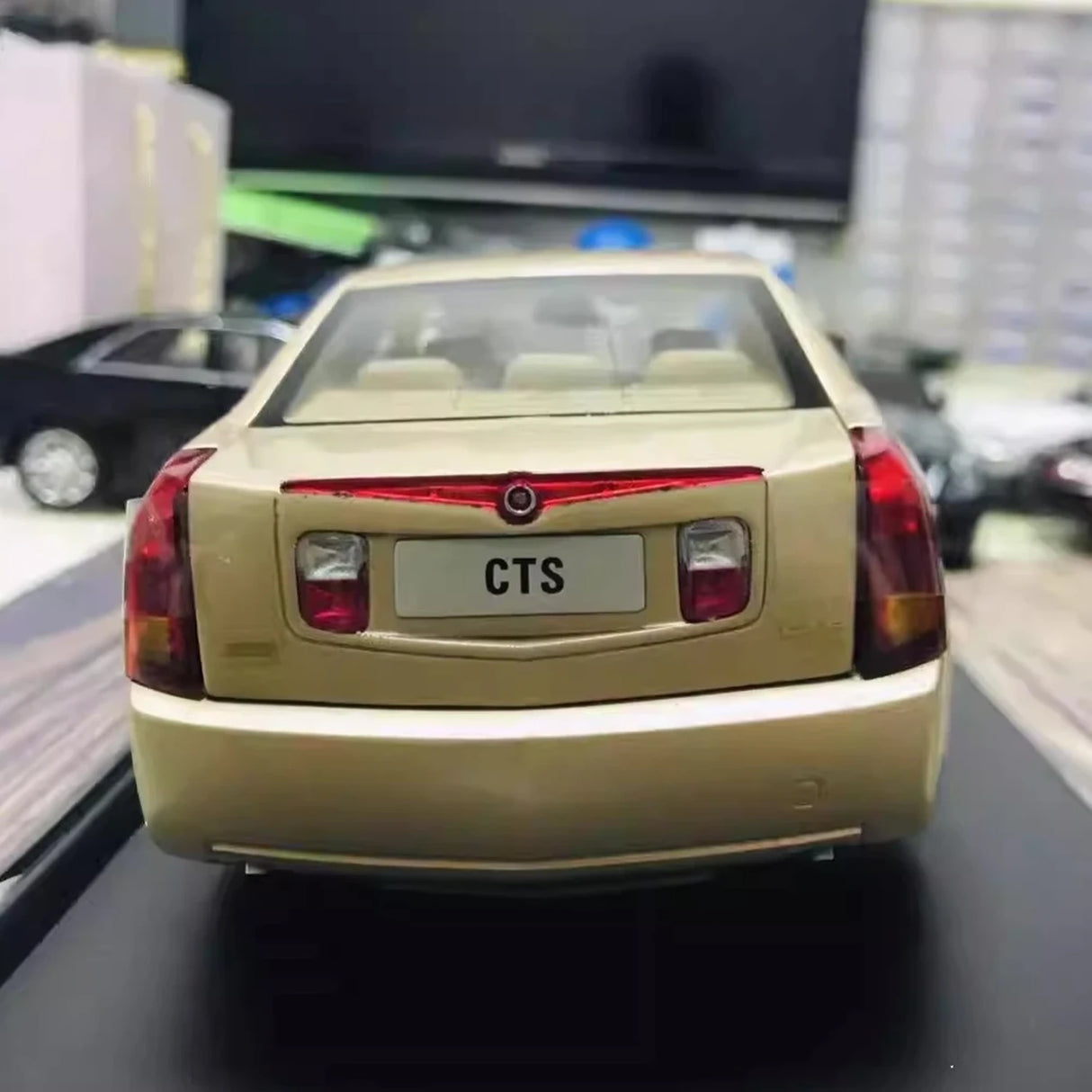 OEM Cadillac 2004 CTS Gold 1:18 – Kolekcjonerski model odlewany