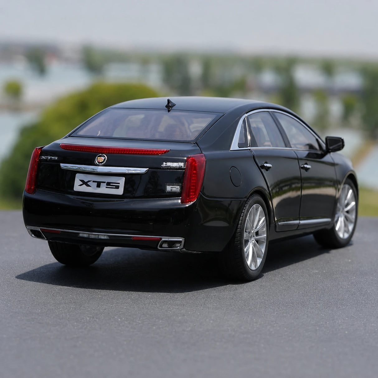 OEM Cadillac 2013 XTS Black 1:18 – Collectible Diecast Model Die-Cast