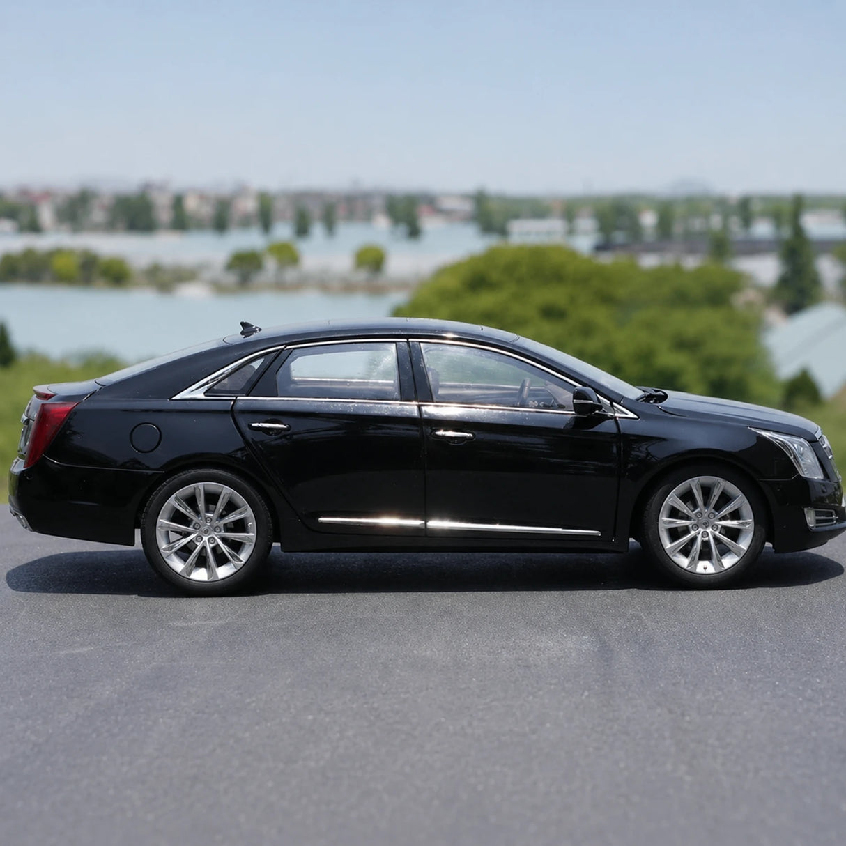 OEM Cadillac 2013 XTS Black 1:18 – Collectible Diecast Model Die-Cast