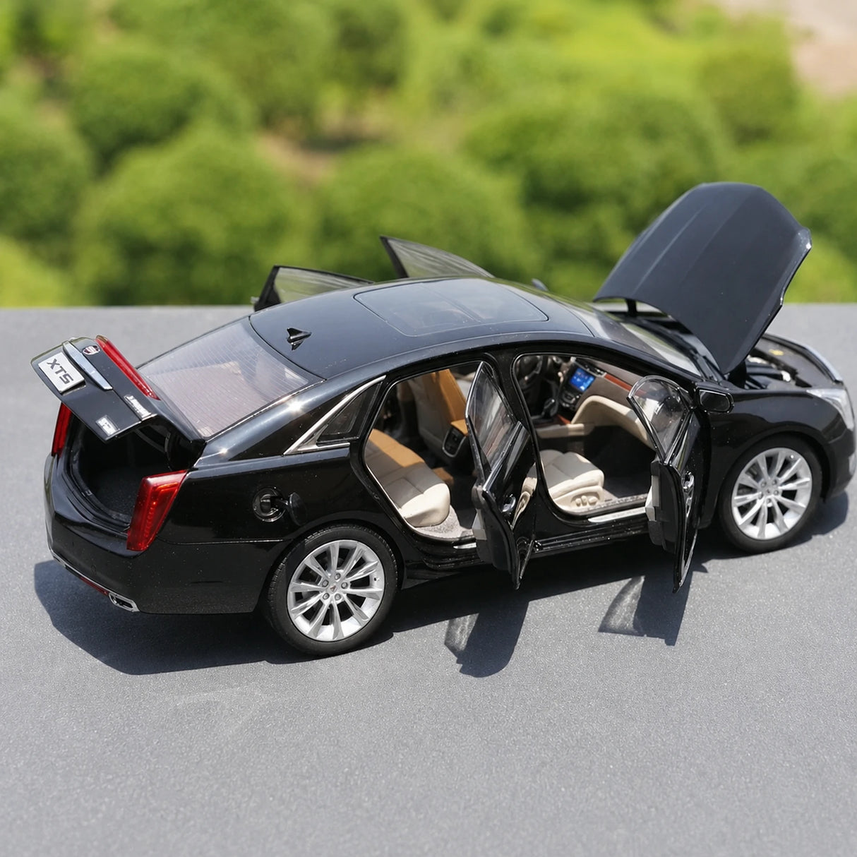 OEM Cadillac 2013 XTS Black 1:18 – Collectible Diecast Model Die-Cast