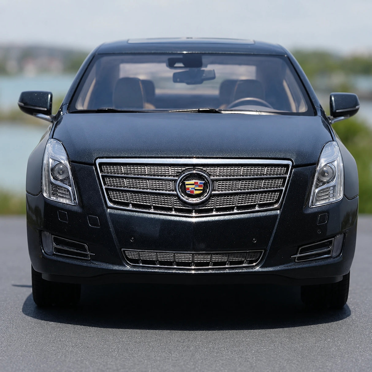 OEM Cadillac 2013 XTS Gray 1:18 – Kolekcjonarski model odlewany