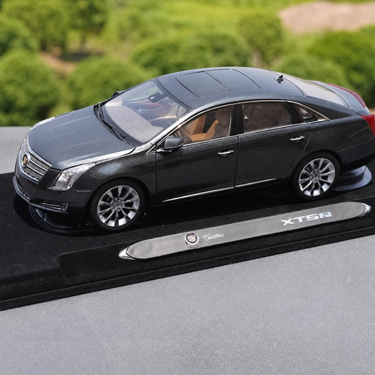 OEM Cadillac 2013 XTS Gray 1:18 – Kolekcjonarski model odlewany