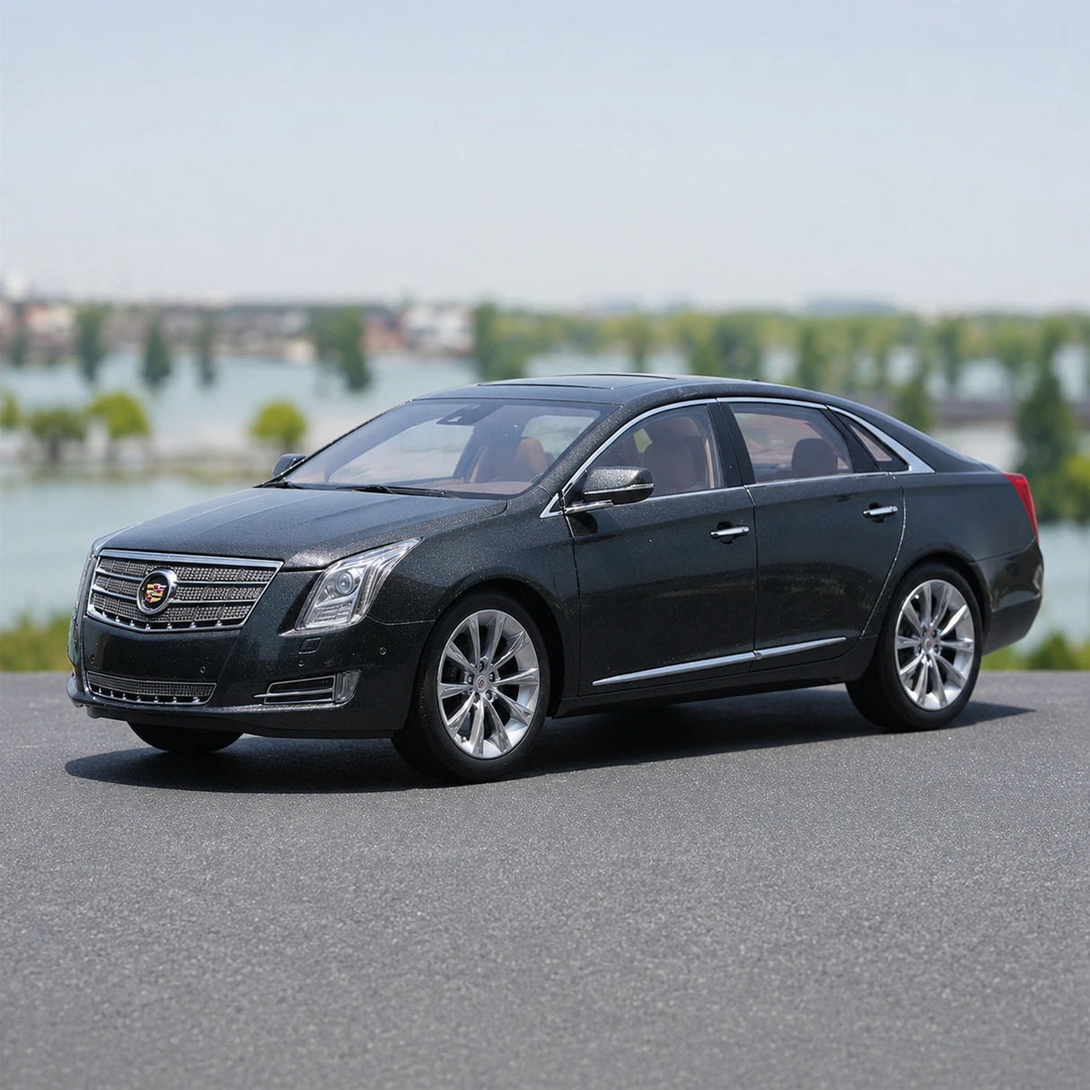 OEM Cadillac 2013 XTS Gray 1:18 – Kolekcjonarski model odlewany