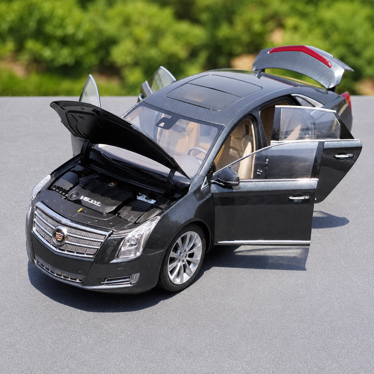 OEM Cadillac 2013 XTS Gray 1:18 – Kolekcjonarski model odlewany
