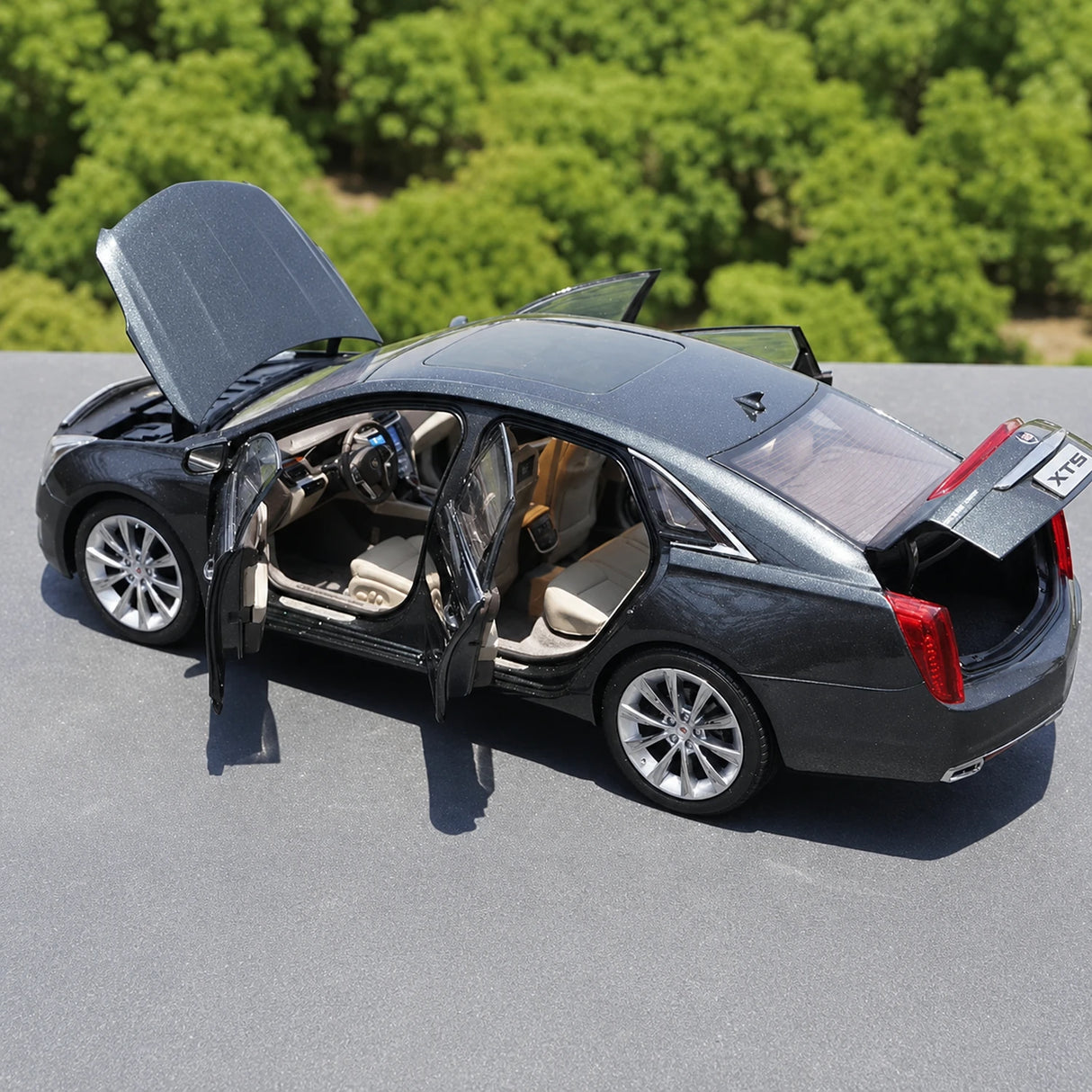 OEM Cadillac 2013 XTS Gray 1:18 – Kolekcjonarski model odlewany