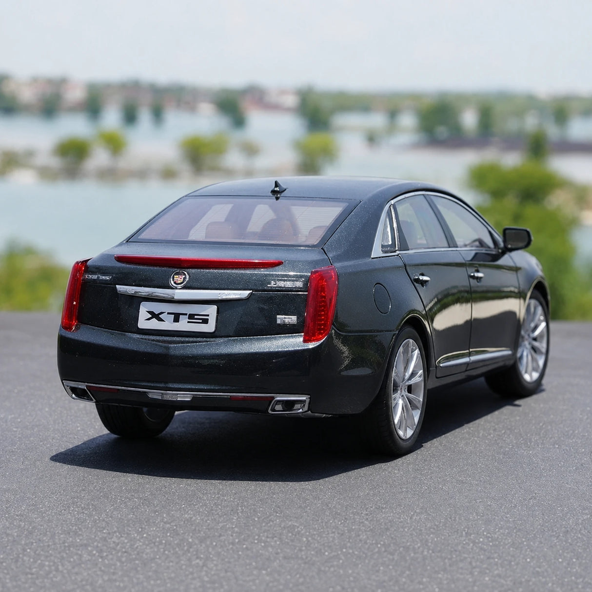 OEM Cadillac 2013 XTS Gray 1:18 – Kolekcjonarski model odlewany