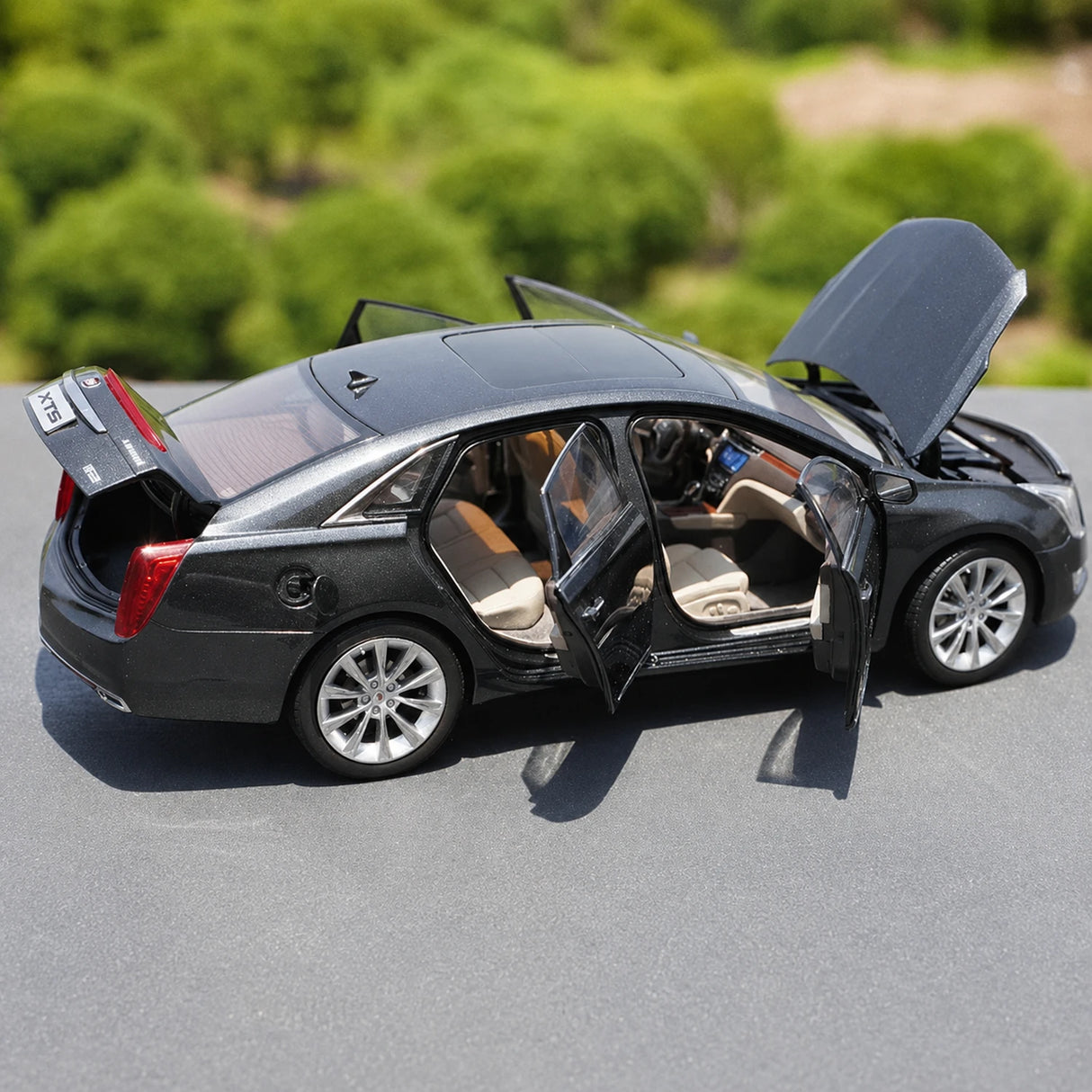 OEM Cadillac 2013 XTS Gray 1:18 – Kolekcjonarski model odlewany