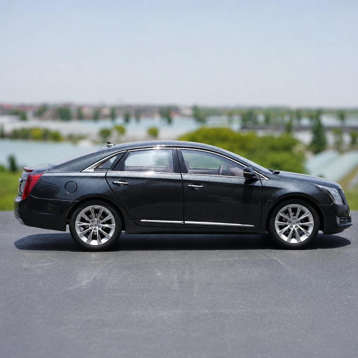 OEM Cadillac 2013 XTS Gray 1:18 – Kolekcjonarski model odlewany