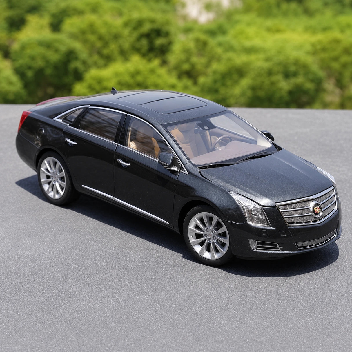 OEM Cadillac 2013 XTS Gray 1:18 – Kolekcjonarski model odlewany