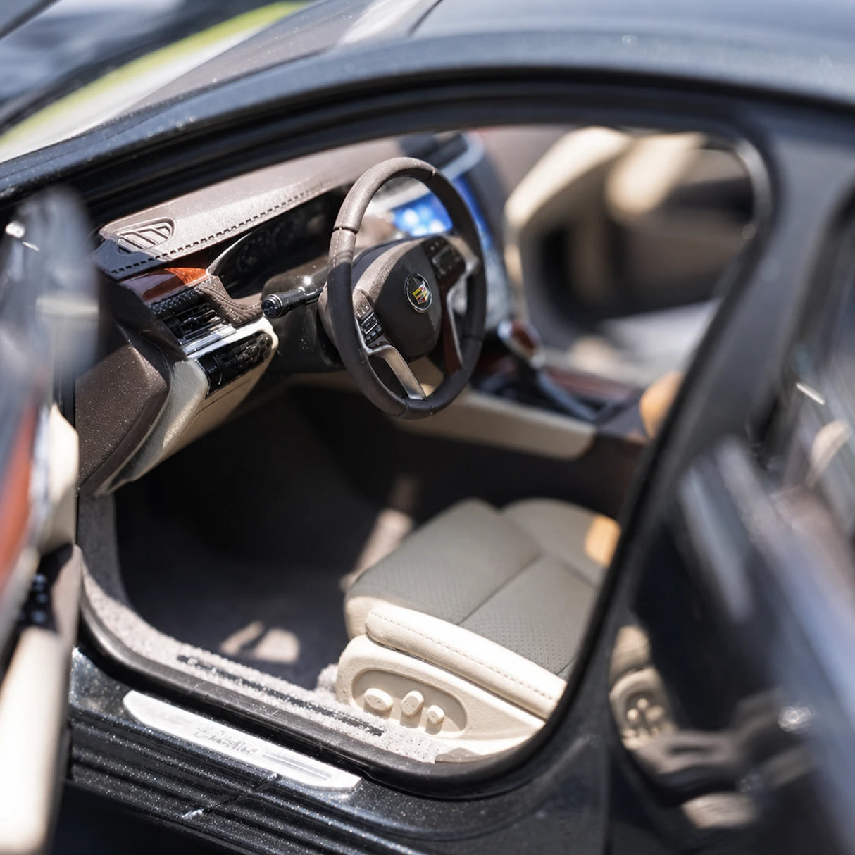 OEM Cadillac 2013 XTS Gray 1:18 – Kolekcjonarski model odlewany