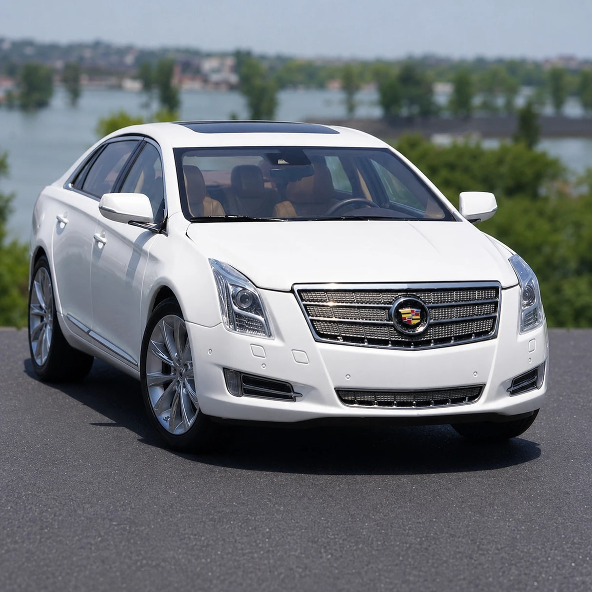 OEM Cadillac 2013 XTS White 1:18 – Kolekcjonerski model odlewany