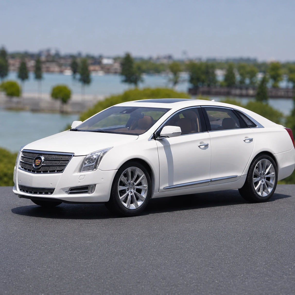 OEM Cadillac 2013 XTS White 1:18 – Kolekcjonerski model odlewany