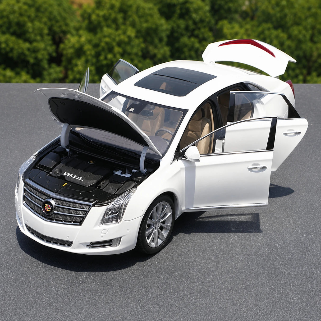 OEM Cadillac 2013 XTS White 1:18 – Kolekcjonerski model odlewany