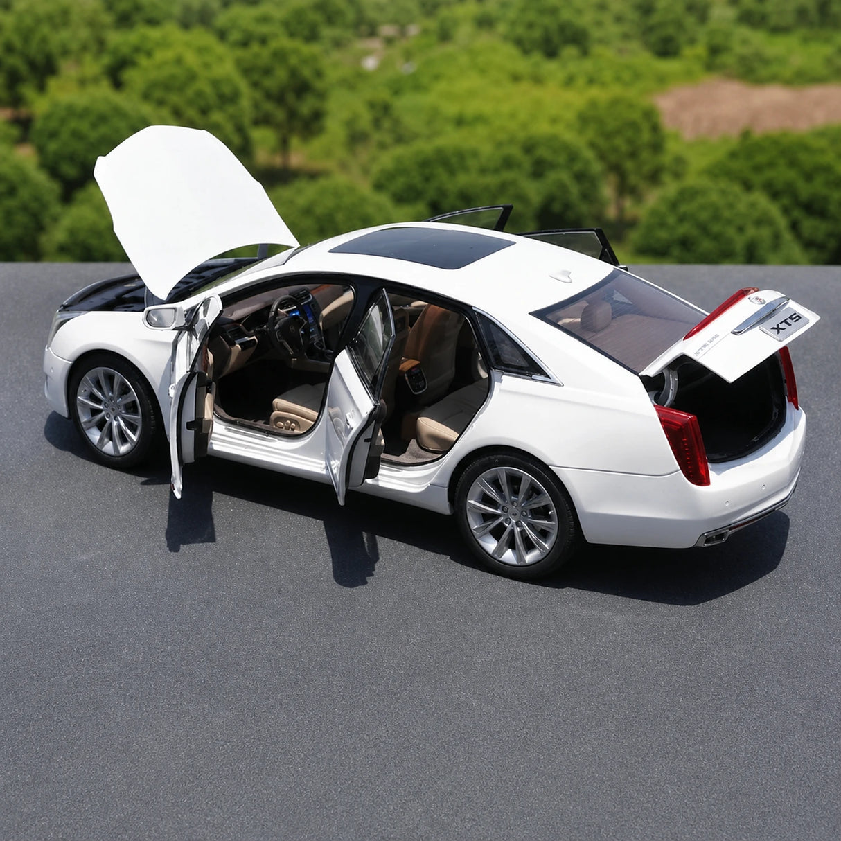OEM Cadillac 2013 XTS White 1:18 – Kolekcjonerski model odlewany