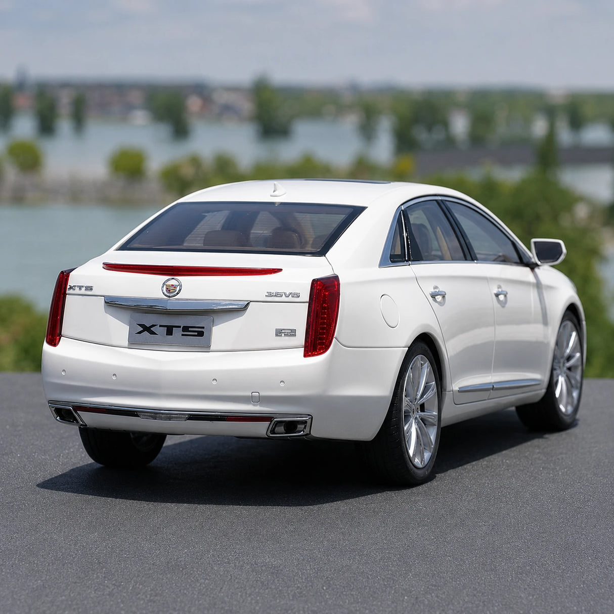 OEM Cadillac 2013 XTS White 1:18 – Kolekcjonerski model odlewany