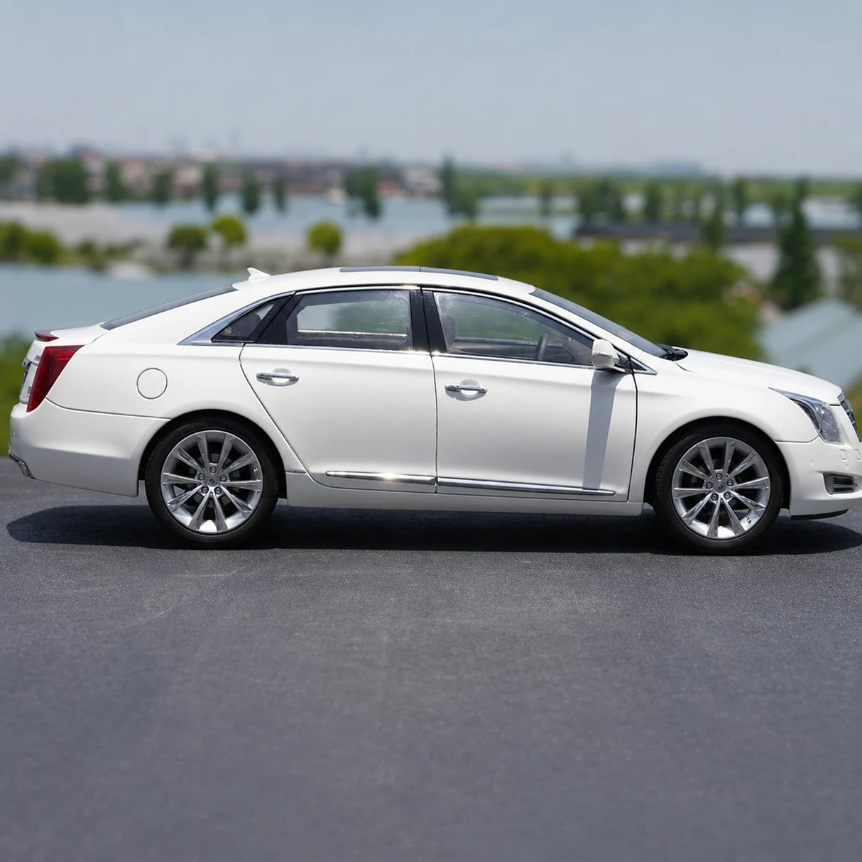 OEM Cadillac 2013 XTS White 1:18 – Kolekcjonerski model odlewany