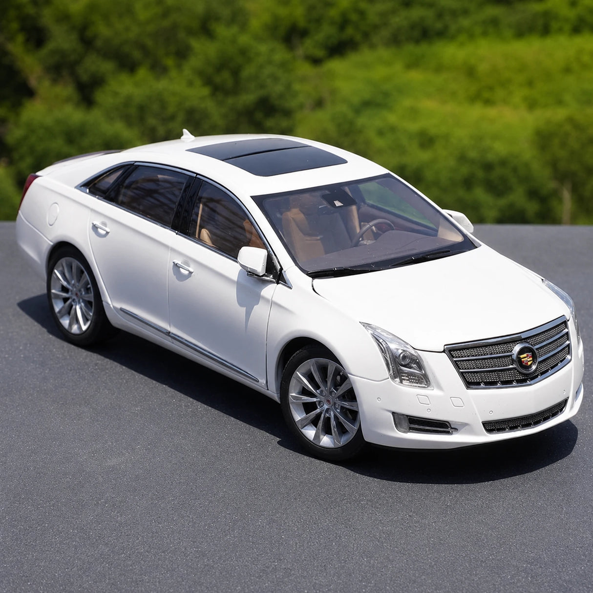 OEM Cadillac 2013 XTS White 1:18 – Kolekcjonerski model odlewany