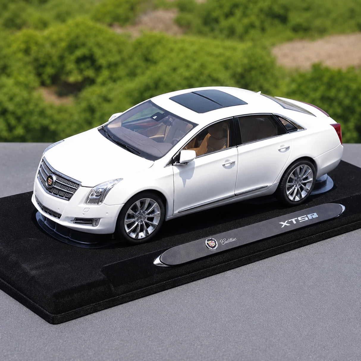 OEM Cadillac 2013 XTS White 1:18 – Kolekcjonerski model odlewany