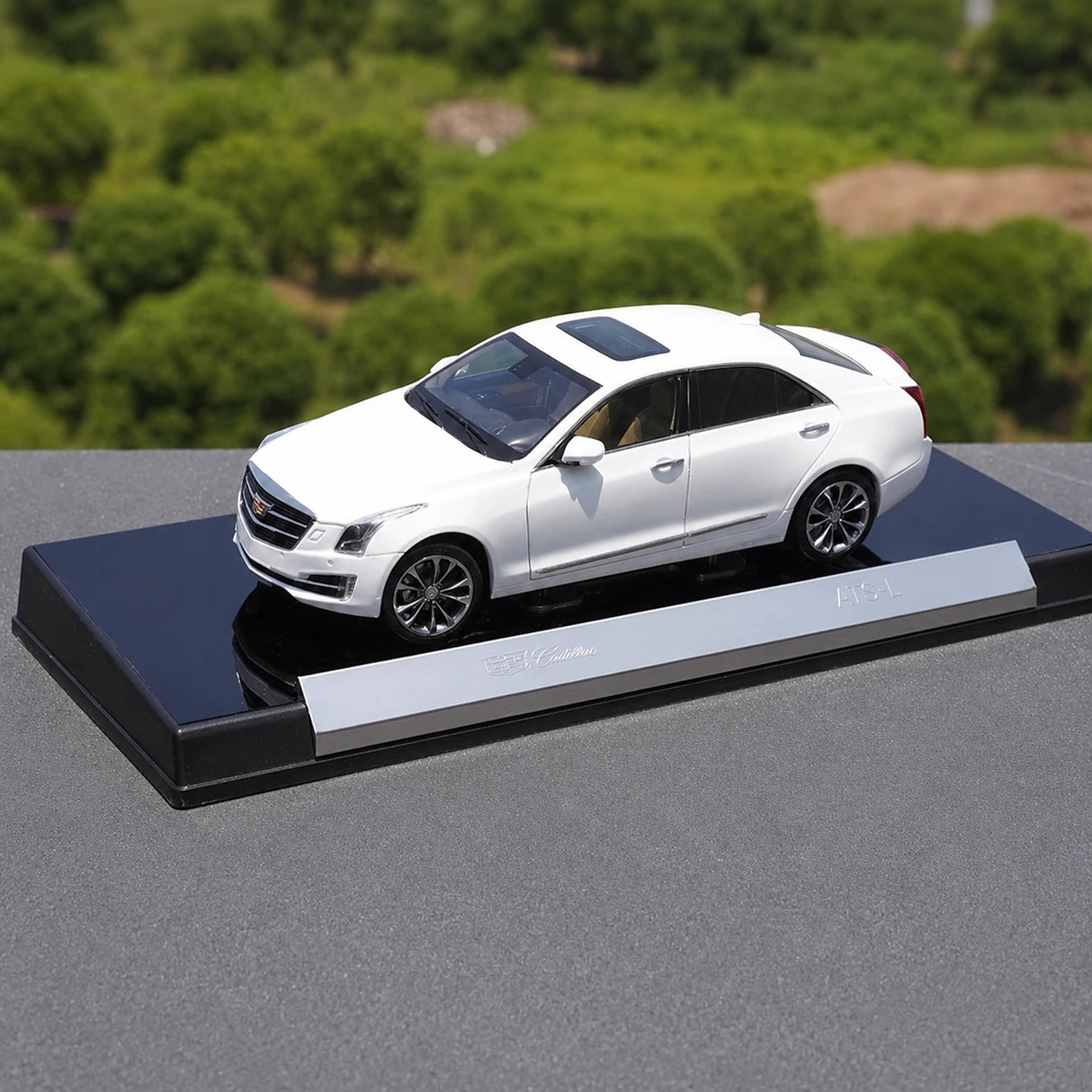 OEM Cadillac 2014 ATS-L White 1:18 – Kolekcjonerski model odlewany