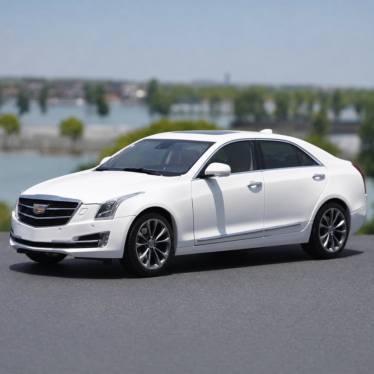 OEM Cadillac 2014 ATS-L White 1:18 – Kolekcjonerski model odlewany