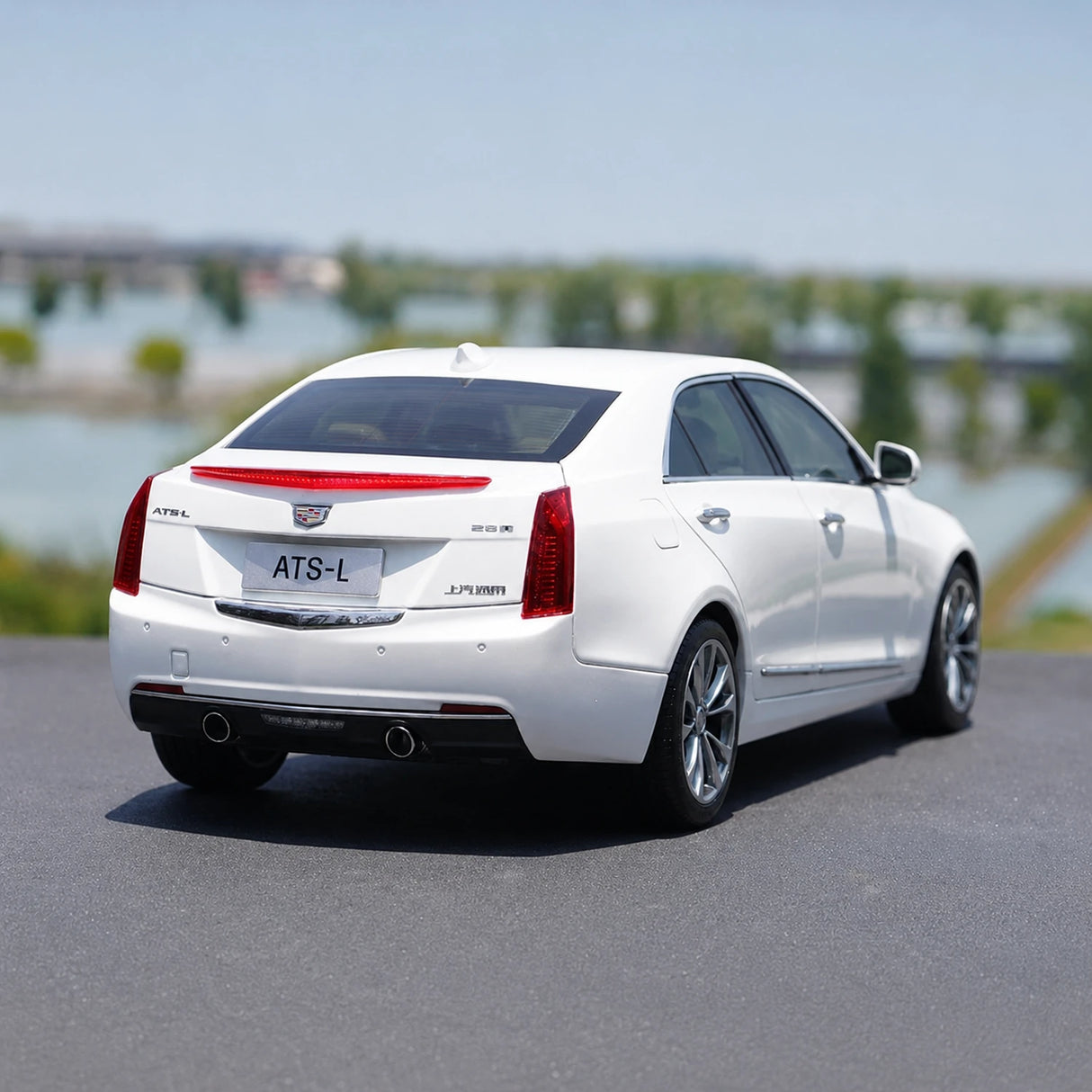 OEM Cadillac 2014 ATS-L White 1:18 – Kolekcjonerski model odlewany